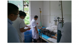 义诊、查房、会诊加专题培训，当地群众称赞健康扶贫接地气