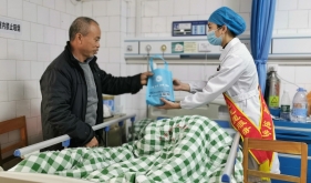 《“迎新春 送温暖”春节慰问活动 (2)》二等奖