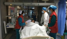 《心手相依(2)》二等奖