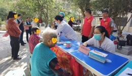 广西桂东人民医院举办“金秋重阳 暖心敬老”义诊活动