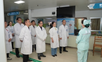 新春首个工作日，广西桂东人民医院领导班子深入一线走访慰问