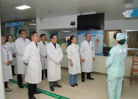 新春首个工作日，广西桂东人民医院领导班子深入一线走访慰问