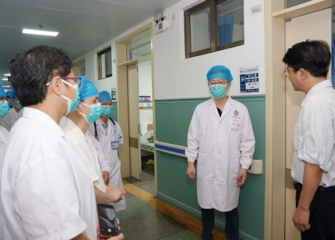 广州医科大学附属第一医院重症医学科专家到广西桂东人民医院开展调研指导