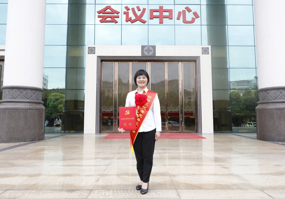 初心如磐担使命 党徽闪耀映征程—记自治区优秀党务工作者何娟