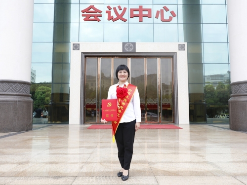 初心如磐担使命 党徽闪耀映征程—记自治区优秀党务工作者何娟